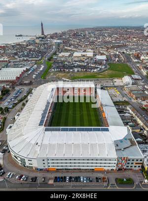 Vista aerea di Bloomfield Road, sede del Blackpool FC. La Blackpool Tower è visibile sullo sfondo. Nel 19th ° secolo era conosciuto come campo di Gamble Foto Stock