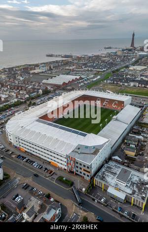 Vista aerea di Bloomfield Road, sede del Blackpool FC. La Blackpool Tower è visibile sullo sfondo. Nel 19th ° secolo era conosciuto come campo di Gamble Foto Stock