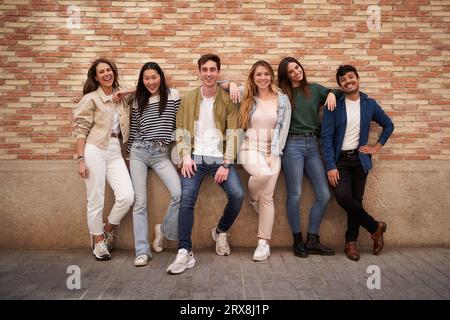Amici felici multirazziali in posa per una foto che guarda la fotocamera allegra. Ritratti di gruppo sorridenti Foto Stock