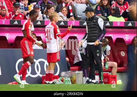 Monaco, Germania. 23 settembre 2023. Mathys Tel, FCB 39 Frans Krätzig, FCB 41 Trainer Thomas Tuchel (FCB), team manager, headcoach, coach, nella partita FC BAYERN MUENCHEN - VFL BOCHUM 7-0 il 23 settembre 2023 a Monaco, Germania. Stagione 2023/2024, 1.Bundesliga, FCB, München, giorno 5, 5.Spieltag © Peter Schatz / Alamy Live News - LE NORMATIVE DFL VIETANO L'USO DI FOTOGRAFIE come SEQUENZE DI IMMAGINI e/o QUASI-VIDEO - credito: Peter Schatz/Alamy Live News Foto Stock