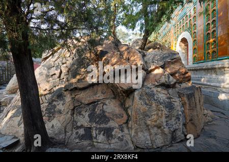 Rocce sul lato ovest del Tempio del Mare della saggezza nel palazzo estivo di Pechino Foto Stock