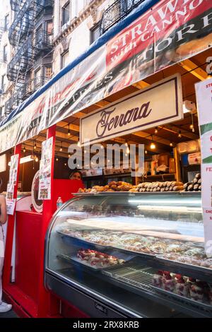 New York City, New York - 21 settembre 2023: Scena di strada alla storica festa di San Gennaro su Mulberry Street, Little Italy, Manhattan. Foto Stock