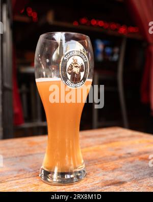 New York City, New York - 21 settembre 2023: Bicchiere di Franziskanker Weissbier al tavolo del bar. Foto Stock