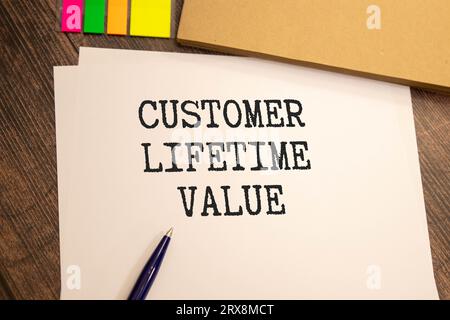 Customer Lifetime Value - testo scritto a mano in un notebook su una scrivania - illustrazione di rendering 3d. Foto Stock