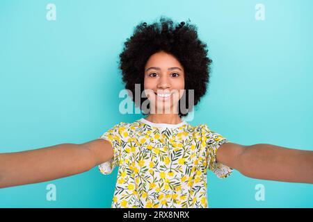 Foto selfie con un sorriso raggiante ragazza positiva video di registrazione dei capelli chevelure divertenti isolati su sfondo color acquamarina Foto Stock