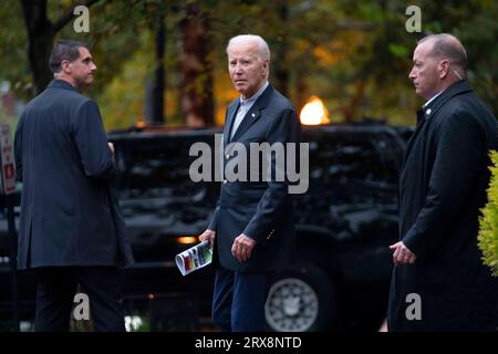 Washington, Stati Uniti. 23 settembre 2023. Il presidente DEGLI STATI UNITI Joe Biden parte la messa pomeridiana alla Holy Trinity Catholic Church nel quartiere Georgetown di Washington DC sabato 23 settembre 2023. (Foto di Bonnie Cash/SIPA USA) credito: SIPA USA/Alamy Live News Foto Stock