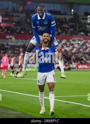 23 settembre 2023 - Brentford / Everton - Premier League - Gtech Community Stadium. Dominic Calvert-Lewin dell'Everton festeggia il gol con Doucoure durante la partita contro Brentford. Immagine : Mark Pain / Alamy Live News Foto Stock