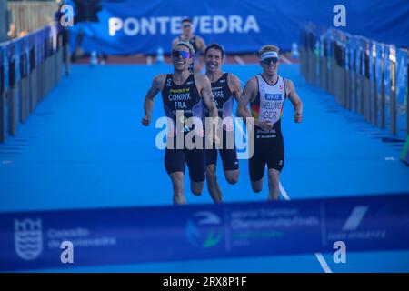 Pontevedra, Spagna, 23 settembre 2023: Il triatleta francese Dorian Coninx (L) lancia lo sprint a Tim Hellwig (R) e Pierre le Corre durante il Campionato del mondo di Triathlon maschile 2023, il 23 settembre 2023, a Pontevedra, Spagna. Credito: Alberto Brevers / Alamy Live News. Foto Stock