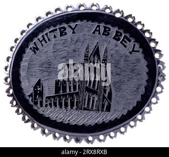 Whitby Jet, spilla vittoriana raffigurante Abbey, Yorkshire, Inghilterra, Regno Unito Foto Stock