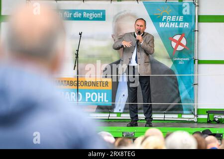 23.09.2023, Firmengelaende der A.G.H Weikmann Agrargesellschaft, Mindelheim, GER, Wahlkampfveranstaltung der Freien W?hler mit Hubert Aiwanger a Mindelheim, Hubert Aiwanger und der Direktkandidat im Stimmkreis Kaufbeuren Bernhard Pohl trealtten einer Wahlkampfffverandidat Wahlkamphveren Freien Freisten. FW Bundesvorsitzender und bayerischer Wirtschaftsminister Hubert Aiwanger absolviert bereits seinen zweiten Wahlkampftermin a Mindelheim. Anschliesend folgte ein weiterer Auftritt in Kaufbeuren im Bild Hubert Aiwanger foto? NordPhoto GmbH/Hafner Foto Stock