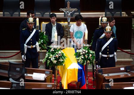 Bogotà, Colombia. 23 settembre 2023. La gente passa dietro la bara di Fernando Botero mentre il defunto artista colombiano si trova all'interno del Congresso Nazionale, dove la sua scultura "la colomba della pace" è collocata accanto alla bara durante la sua veglia a Bogotà, in Colombia, il 22 settembre 2023. Crediti: Long Visual Press/Alamy Live News Foto Stock