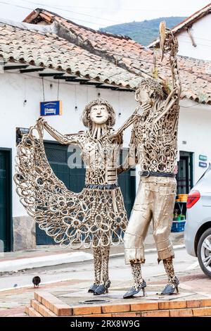 Tibasosa, Boyaca, Colombia - 9 agosto 2023. Scultura di coppia di ballerini nella piccola città di Tibasosa situata nel dipartimento di Boyaca in Colombia Foto Stock