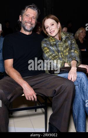 Milano, Italien. 23 settembre 2023. Julianne Moore e Bart Freundlich partecipano alla BOTTEGA VENETA Spring/Summer 2024 Runway durante la Milano Fashion Week il 2023 settembre - Milano; Italia 23/09/2023 Credit: dpa/Alamy Live News Foto Stock