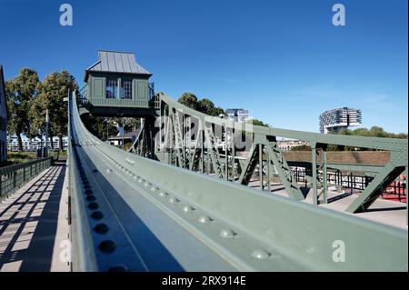 lo storico ponte altalenante recentemente rinnovato e dipinto all'entrata del porto deutz di colonia nell'estate 2023 Foto Stock