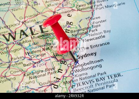 Una spinta rossa è stata inserita su una mappa che individua Sydney in Australia Foto Stock