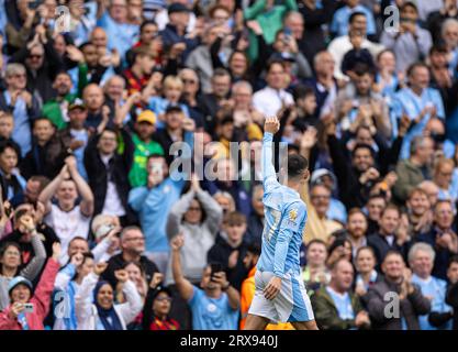 Manchester, Regno Unito. 24 settembre 2023. Phil Foden del Manchester City festeggia dopo aver segnato il gol di apertura durante la partita di Premier League inglese tra il Manchester City e il Nottingham Forest a Manchester, in Gran Bretagna, il 23 settembre 2023. Crediti: Xinhua/Alamy Live News Foto Stock