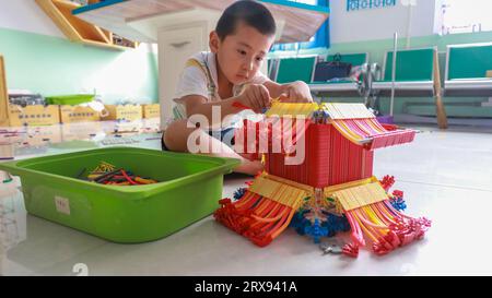 Contea di Luannan, Cina - 26 luglio 2022: I bambini imparano la creatività e la costruiscono in classe. Foto Stock