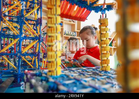 Contea di Luannan, Cina - 26 luglio 2022: I bambini imparano la creatività e la costruiscono in classe. Foto Stock