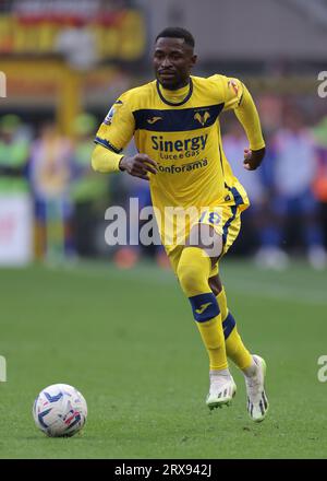 Milano, Italia. 23 settembre 2023. Martin Hongla dell'Hellas Verona durante la partita di serie A A Giuseppe Meazza, Milano. Il credito fotografico dovrebbe leggere: Jonathan Moscrop/Sportimage Credit: Sportimage Ltd/Alamy Live News Foto Stock