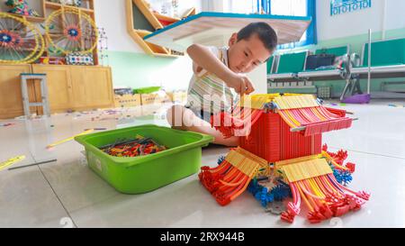 Contea di Luannan, Cina - 26 luglio 2022: I bambini imparano la creatività e la costruiscono in classe. Foto Stock