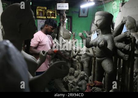 Calcutta, Bengala Occidentale, India. 23 settembre 2023. Nel cuore della parte più antica di Calcutta (nota anche come Calcutta del Nord) si trova Kumortuli, una colonia tradizionale di ceramisti che risale al 1700 Quest'area lungo il fiume Hoobly deriva il suo nome dalle parole Bangla "kumor" (vasaio) e "tuli" (località). Qui è dove vengono realizzati gli idoli Durga per il più grande festival del Bengala, Durga Puja, Kumortuli è un quartiere tradizionale dei ceramisti nel nord di Calcutta. La città è rinomata per la sua abilità scultorea. Non solo produce idoli di argilla per vari festival, ma li esporta regolarmente. ( Foto Stock