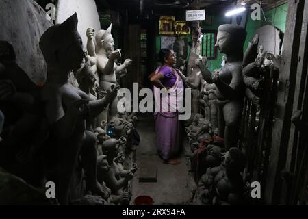 Calcutta, Bengala Occidentale, India. 23 settembre 2023. Nel cuore della parte più antica di Calcutta (nota anche come Calcutta del Nord) si trova Kumortuli, una colonia tradizionale di ceramisti che risale al 1700 Quest'area lungo il fiume Hoobly deriva il suo nome dalle parole Bangla "kumor" (vasaio) e "tuli" (località). Qui è dove vengono realizzati gli idoli Durga per il più grande festival del Bengala, Durga Puja, Kumortuli è un quartiere tradizionale dei ceramisti nel nord di Calcutta. La città è rinomata per la sua abilità scultorea. Non solo produce idoli di argilla per vari festival, ma li esporta regolarmente. ( Foto Stock