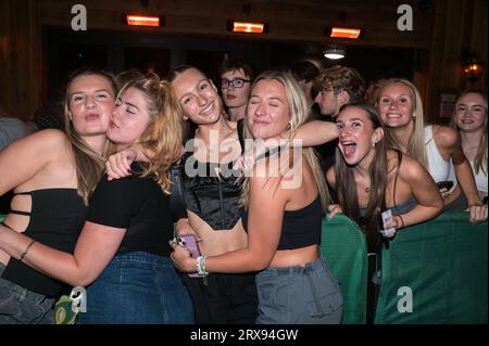 Broad Street, Birmingham, 23 settembre 2023 - migliaia di studenti hanno fatto il pieno di Broad Street a Birmingham sabato sera mentre la Freshers Week volgeva al termine Nonostante i venti blusteri e la pioggia, gli studenti hanno ancora combattuto contro gli elementi per sfruttare al meglio la notte. I locali notturni Rosies, Heidi's e PRYZM erano tutti popolari tra i giovani principianti insieme ad altri festeggiatori che si godevano il sabato sera. Credito: Stop Press Media/Alamy Live News Foto Stock