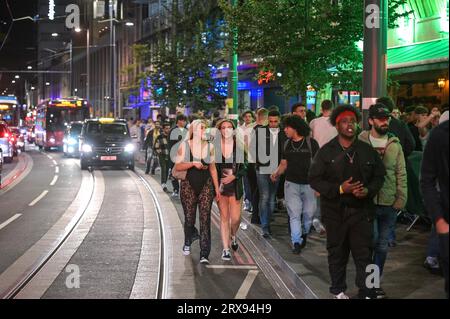 Broad Street, Birmingham, 24 settembre 2023 - l'Heidi's Bier Bar ha fatto il pieno sabato sera - migliaia di studenti hanno fatto il pieno di Broad Street a Birmingham sabato sera, mentre la Freshers Week è finita Nonostante i venti blusteri e la pioggia, gli studenti hanno ancora combattuto contro gli elementi per sfruttare al meglio la notte. I locali notturni Rosies, Heidi's e PRYZM erano tutti popolari tra i giovani principianti insieme ad altri festeggiatori che si godevano il sabato sera. Credito: Stop Press Media/Alamy Live News Foto Stock