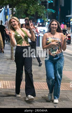 Broad Street, Birmingham, 24 settembre 2023 - migliaia di studenti hanno fatto il pieno di Broad Street a Birmingham sabato sera mentre la Freshers Week volgeva al termine Nonostante i venti blusteri e la pioggia, gli studenti hanno ancora combattuto contro gli elementi per sfruttare al meglio la notte. I locali notturni Rosies, Heidi's e PRYZM erano tutti popolari tra i giovani principianti insieme ad altri festeggiatori che si godevano il sabato sera. Credito: Stop Press Media/Alamy Live News Foto Stock