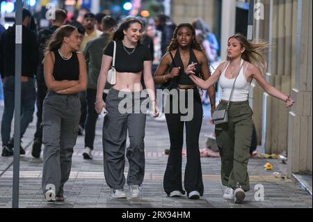 Broad Street, Birmingham, 24 settembre 2023 - migliaia di studenti hanno fatto il pieno di Broad Street a Birmingham sabato sera mentre la Freshers Week volgeva al termine Nonostante i venti blusteri e la pioggia, gli studenti hanno ancora combattuto contro gli elementi per sfruttare al meglio la notte. I locali notturni Rosies, Heidi's e PRYZM erano tutti popolari tra i giovani principianti insieme ad altri festeggiatori che si godevano il sabato sera. Credito: Stop Press Media/Alamy Live News Foto Stock