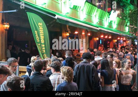 Broad Street, Birmingham, 23 settembre 2023 - il Bier Bar di Heidi è stato in gran numero sabato sera - migliaia di studenti hanno fatto il pieno di Broad Street a Birmingham sabato sera mentre la Freshers Week è finita Nonostante i venti blusteri e la pioggia, gli studenti hanno ancora combattuto contro gli elementi per sfruttare al meglio la notte. I locali notturni Rosies, Heidi's e PRYZM erano tutti popolari tra i giovani principianti insieme ad altri festeggiatori che si godevano il sabato sera. Credito: Stop Press Media/Alamy Live News Foto Stock