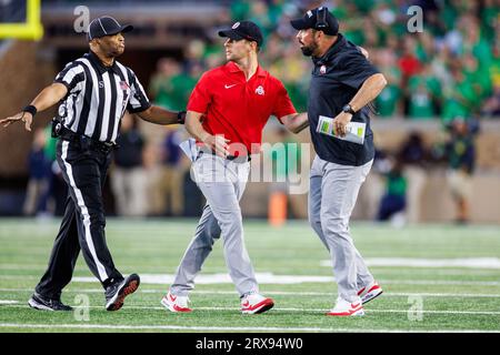 South Bend, Indiana, USA. 23 settembre 2023. Il capo-allenatore dell'Ohio State Ryan Day non è d'accordo con la chiamata dei funzionari durante la partita di football NCAA tra gli Ohio State Buckeyes e i Notre Dame Fighting Irish al Notre Dame Stadium di South Bend, Indiana. John Mersits/CSM (immagine di credito: © John Mersits/Cal Sport Media). Credito: csm/Alamy Live News Credit: Cal Sport Media/Alamy Live News Foto Stock