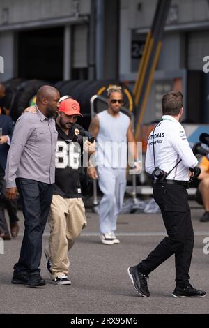 Suzuka, Prefettura di mie, Giappone. 24 settembre 2023. SIR LEWIS HAMILTON arriva sul paddock vestito alla moda con una camicia blu senza maniche e pantaloni coordinati del Gran Premio di Giappone di Formula 1 2023. (Immagine di credito: © Taidgh Barron/ZUMA Press Wire) SOLO USO EDITORIALE! Non per USO commerciale! Foto Stock