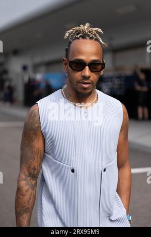 Suzuka, Prefettura di mie, Giappone. 24 settembre 2023. SIR LEWIS HAMILTON arriva sul paddock vestito alla moda con una camicia blu senza maniche e pantaloni coordinati del Gran Premio di Giappone di Formula 1 2023. (Immagine di credito: © Taidgh Barron/ZUMA Press Wire) SOLO USO EDITORIALE! Non per USO commerciale! Foto Stock