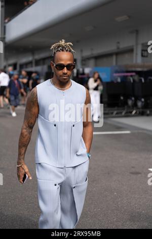 Suzuka, Prefettura di mie, Giappone. 24 settembre 2023. SIR LEWIS HAMILTON arriva sul paddock vestito alla moda con una camicia blu senza maniche e pantaloni coordinati del Gran Premio di Giappone di Formula 1 2023. (Immagine di credito: © Taidgh Barron/ZUMA Press Wire) SOLO USO EDITORIALE! Non per USO commerciale! Foto Stock