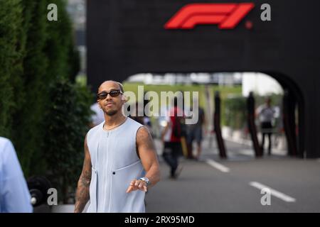 Suzuka, Prefettura di mie, Giappone. 24 settembre 2023. SIR LEWIS HAMILTON arriva sul paddock vestito alla moda con una camicia blu senza maniche e pantaloni coordinati del Gran Premio di Giappone di Formula 1 2023. (Immagine di credito: © Taidgh Barron/ZUMA Press Wire) SOLO USO EDITORIALE! Non per USO commerciale! Foto Stock