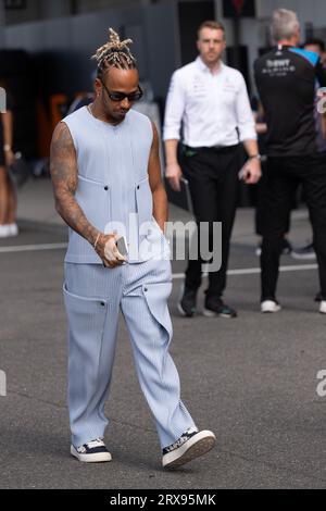 Suzuka, Prefettura di mie, Giappone. 24 settembre 2023. SIR LEWIS HAMILTON arriva sul paddock vestito alla moda con una camicia blu senza maniche e pantaloni coordinati del Gran Premio di Giappone di Formula 1 2023. (Immagine di credito: © Taidgh Barron/ZUMA Press Wire) SOLO USO EDITORIALE! Non per USO commerciale! Foto Stock