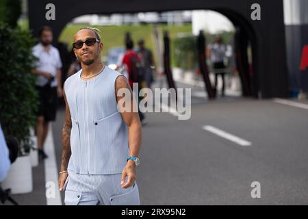 Suzuka, Prefettura di mie, Giappone. 24 settembre 2023. SIR LEWIS HAMILTON arriva sul paddock vestito alla moda con una camicia blu senza maniche e pantaloni coordinati del Gran Premio di Giappone di Formula 1 2023. (Immagine di credito: © Taidgh Barron/ZUMA Press Wire) SOLO USO EDITORIALE! Non per USO commerciale! Foto Stock