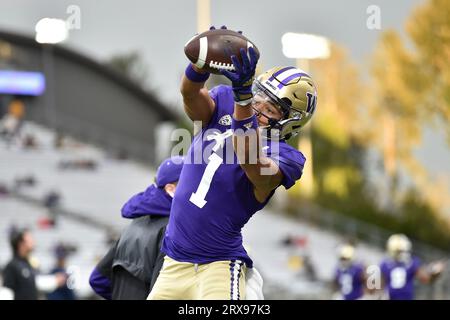 Seattle, Washington, USA. 23 settembre 2023. Il wide receiver dei Washington Huskies Rome Odunze (1) ne trasporta uno durante il riscaldamento prima della partita di football NCAA tra i Cal Bears e i Washington Huskies all'Husky Stadium di Seattle, WA. Steve Faber/CSM/Alamy Live News Credit: Cal Sport Media/Alamy Live News Foto Stock