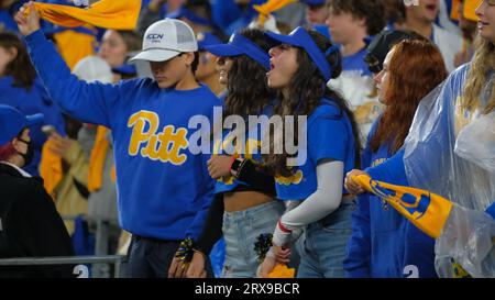 23 SETTEMBRE 2023: Tifosi dei Pitt durante i Pitts Panthers vs N.C. Tar Heels a Pittsburgh, Pennsylvania. Jason Pohuski/CSM Credit: Cal Sport Media/Alamy Live News Foto Stock