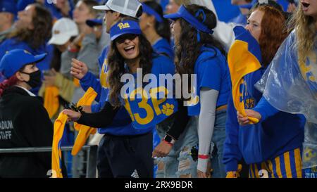 23 SETTEMBRE 2023: Tifosi dei Pitt durante i Pitts Panthers vs N.C. Tar Heels a Pittsburgh, Pennsylvania. Jason Pohuski/CSM Credit: Cal Sport Media/Alamy Live News Foto Stock