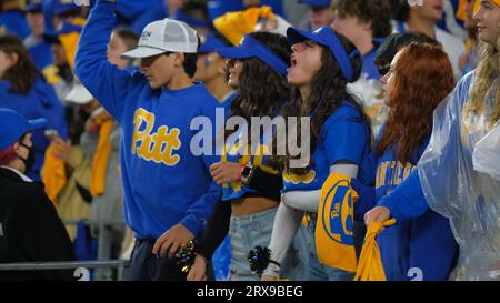 23 SETTEMBRE 2023: Tifosi dei Pitt durante i Pitts Panthers vs N.C. Tar Heels a Pittsburgh, Pennsylvania. Jason Pohuski/CSM (immagine di credito: © Jason Pohuski/Cal Sport Media) credito: Cal Sport Media/Alamy Live News Foto Stock