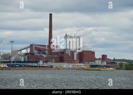 KOTKA, FINLANDIA - 3 GIUGNO 2017: Primo piano della polpa e della cartiera di Sunila nel nuvoloso pomeriggio di giugno Foto Stock