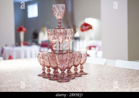 Una piramide di bicchieri di champagne rosa Foto Stock