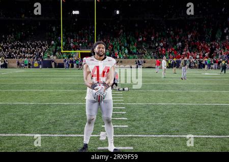 South Bend, Indiana, USA. 23 settembre 2023. Il defensive end degli Ohio State Buckeyes JT Tuimoloau (44) prende la scena dopo la loro ultima seconda vittoria contro i Notre Dame Fighting Irish al Notre Dame Stadium, South Bend, Indiana. (Immagine di credito: © Scott Stuart/ZUMA Press Wire) SOLO USO EDITORIALE! Non per USO commerciale! Foto Stock