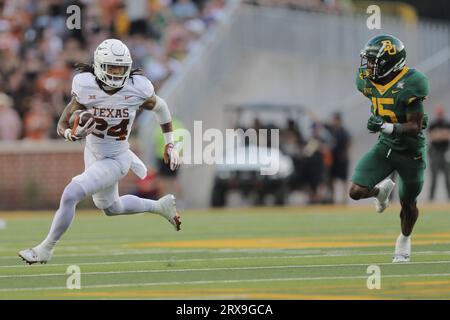 Waco, Texas, USA. 23 settembre 2023. JONATHON BROOKS di UT (24) si dirige verso il campo aperto come CARL WILLIAMS IV di Baylor (15) segue in inseguimento all'inizio del primo quarto di gioco durante la partita di sabato al McLane Stadium di Waco. La partita di Brooks, l'Univeristy of Texas, il loro primo punteggio della partita. (Immagine di credito: © Brian McLean/ZUMA Press Wire) SOLO USO EDITORIALE! Non per USO commerciale! Foto Stock