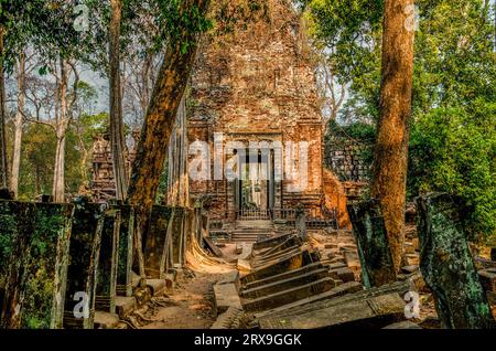 Prasat Krahom (Tempio Rosso), Prasat Thom, Koh Ker, provincia di Preah Vihear, Cambogia. © Kraig Lieb Foto Stock