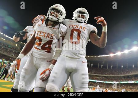 Waco, Texas, USA. 23 settembre 2023. JONATHON BROOKS (24) e Ja'TAVION SANDERS (0) affrontano il tabellone segnapunti mentre celebrano il touchdown di Brooks contro i Baylor Bears sabato al McLane Stadium di Waco. UT consegnò a Baylor una sconfitta per 38 - 6. (Immagine di credito: © Brian McLean/ZUMA Press Wire) SOLO USO EDITORIALE! Non per USO commerciale! Foto Stock