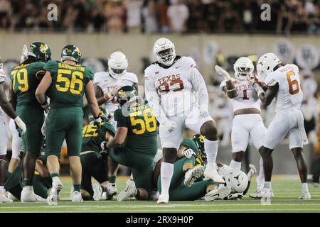 Waco, Texas, USA. 23 settembre 2023. Il SUDORE T'VONDRE di UT festeggia mentre i Longhorns hanno fermato Baylor con una quarta spinta verso il basso. Baylor aveva bisogno di due yard, ma UT li fermò. (Immagine di credito: © Brian McLean/ZUMA Press Wire) SOLO USO EDITORIALE! Non per USO commerciale! Foto Stock