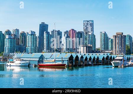 Yacht club con costruzione coperta per navi viste dal Seawall di Stanley Park con skyline del centro di Vancouver, Canada. Foto Stock